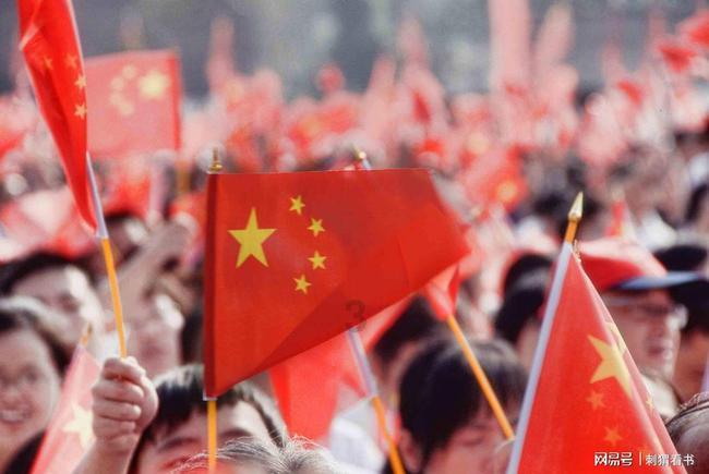 穿格子的阔腿裤时,该怎么搭配才最时尚?—热门话题分享社区